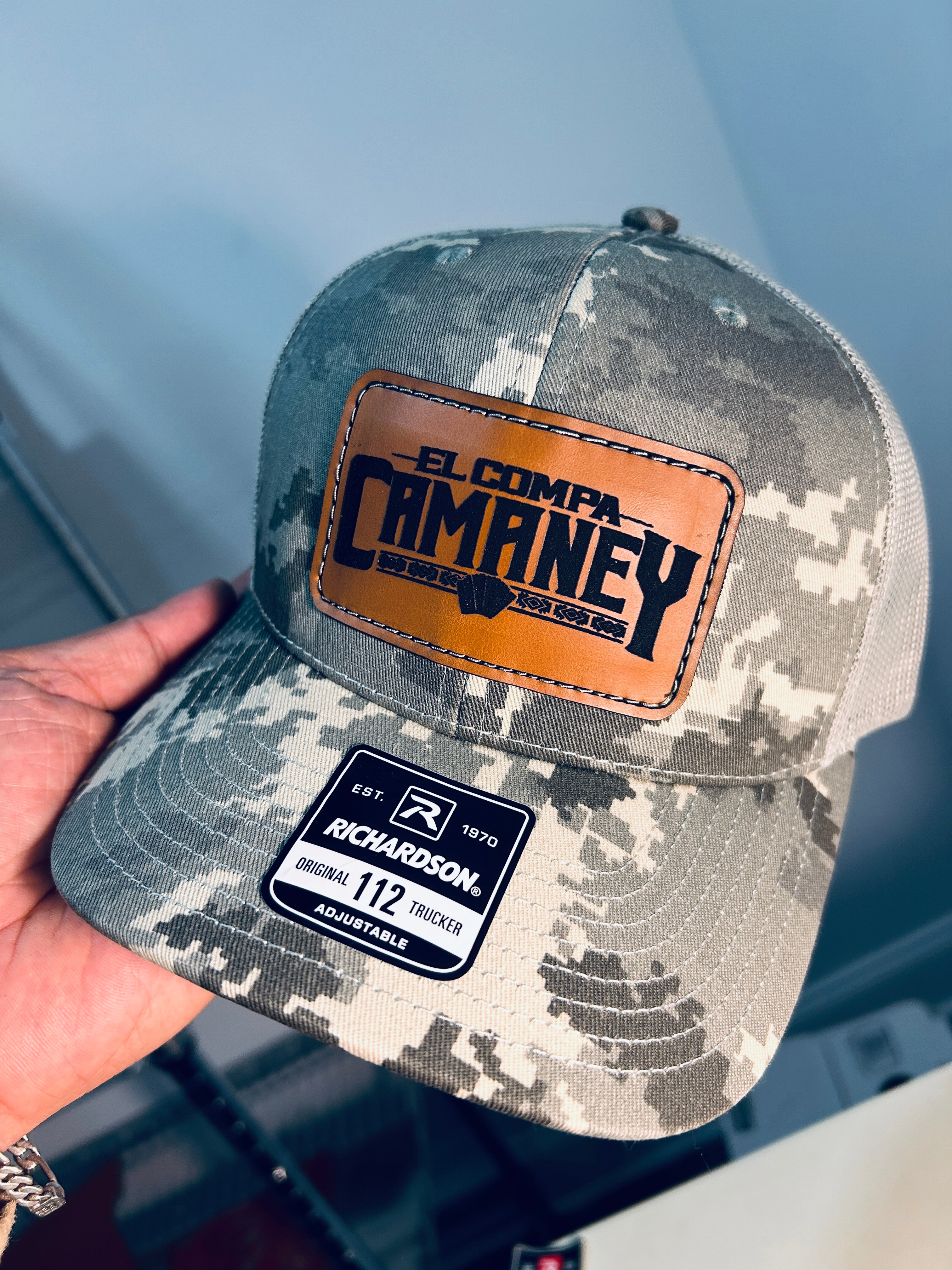 Gorra  El Compa Camaney Parche de Cuero ,Color Camuflaje